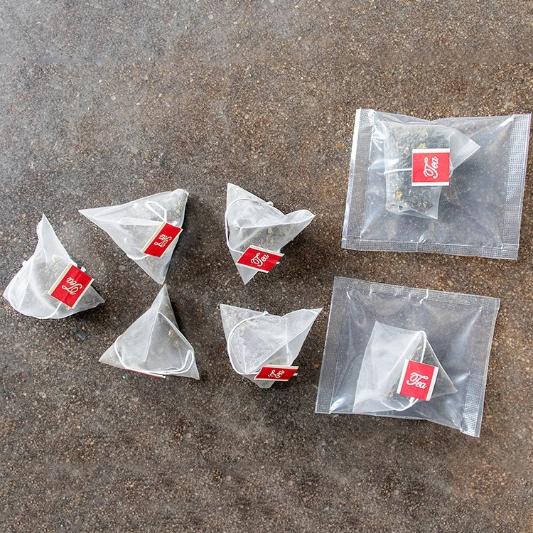 Em estoque Fácil de usar Máquina de embalagem de saquinhos de chá em forma de triângulo e pirâmide de nylon com envelope